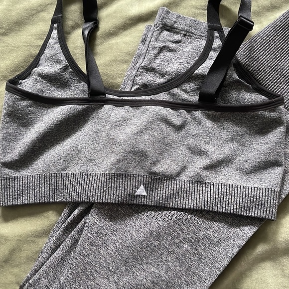 Vitality leggings and sports bra - Picture 2 of 3